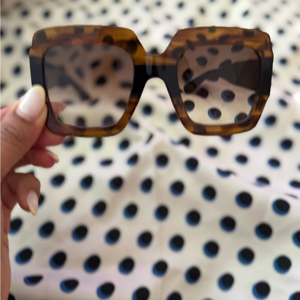 Square Gucci Tortoiseshell Sunglasses - Picture 4 of 4